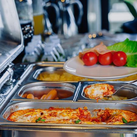 Tapis Rouge Design Boutique Hotel Batoumi Extérieur photo A chafing dish