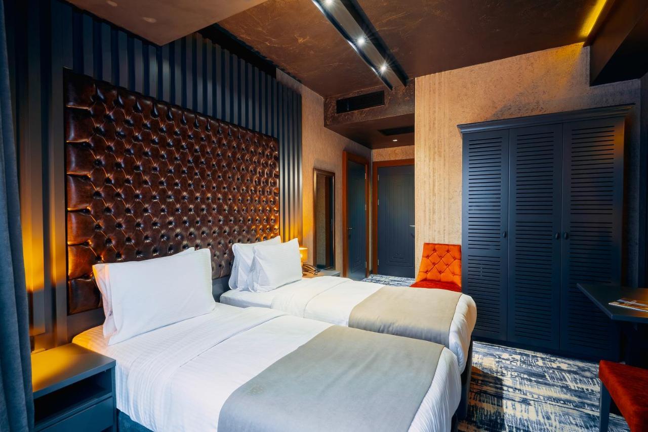 Tapis Rouge Design Boutique Hotel Batoumi Extérieur photo A room at the hotel