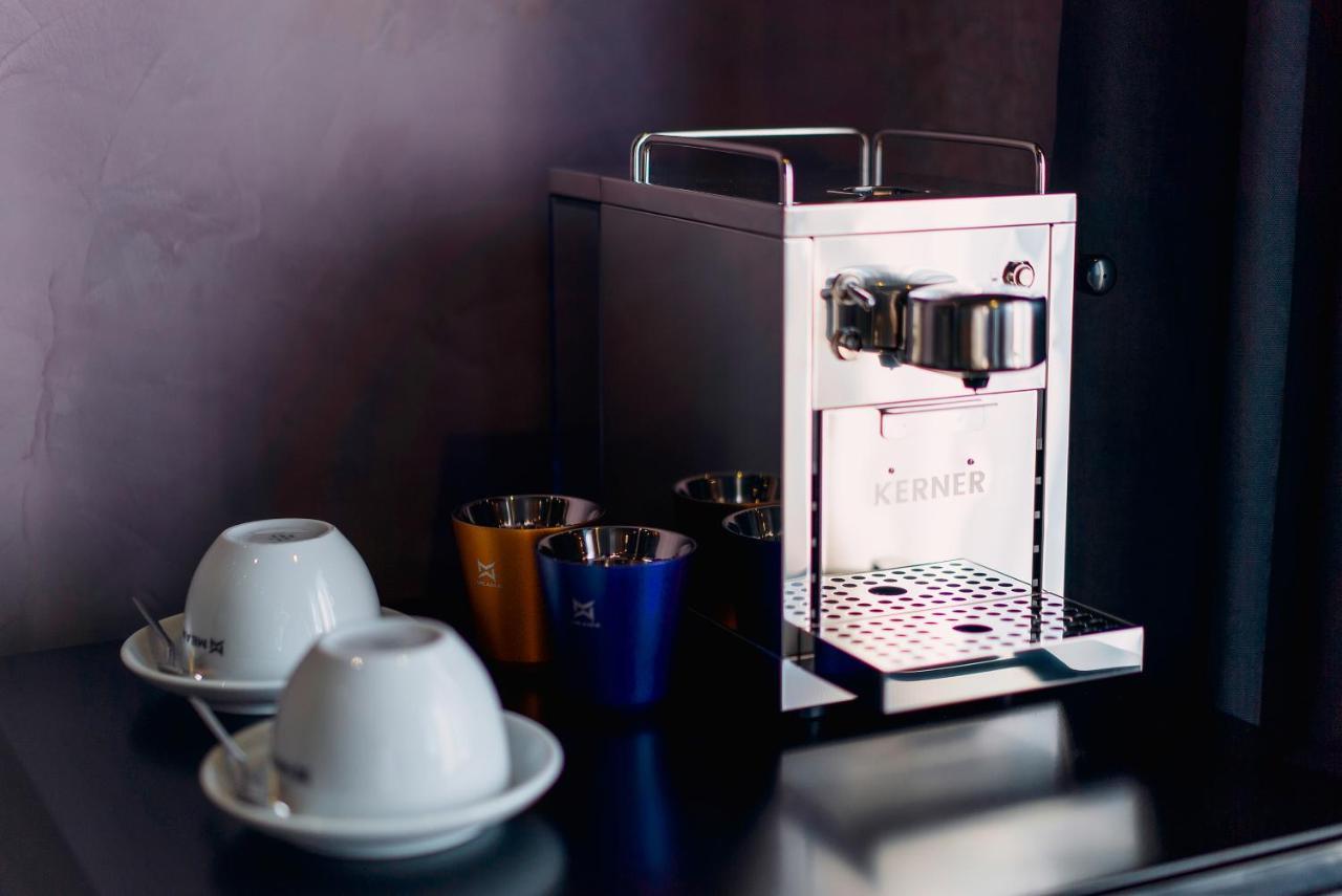 Tapis Rouge Design Boutique Hotel Batoumi Extérieur photo A coffee machine
