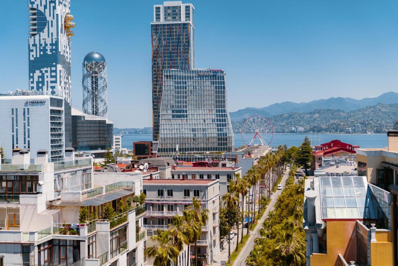 Tapis Rouge Design Boutique Hotel Batoumi Extérieur photo The building in 2016
