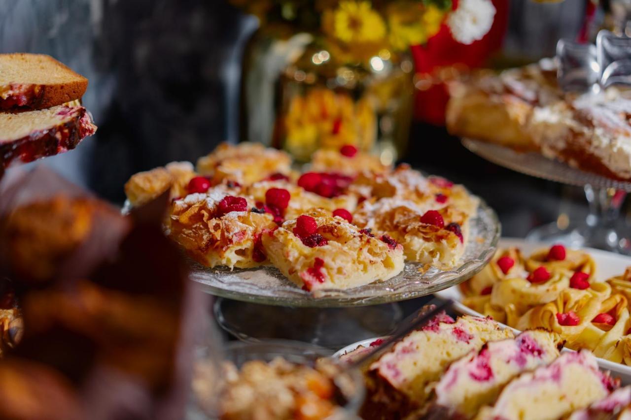 Tapis Rouge Design Boutique Hotel Batoumi Extérieur photo A selection of cakes