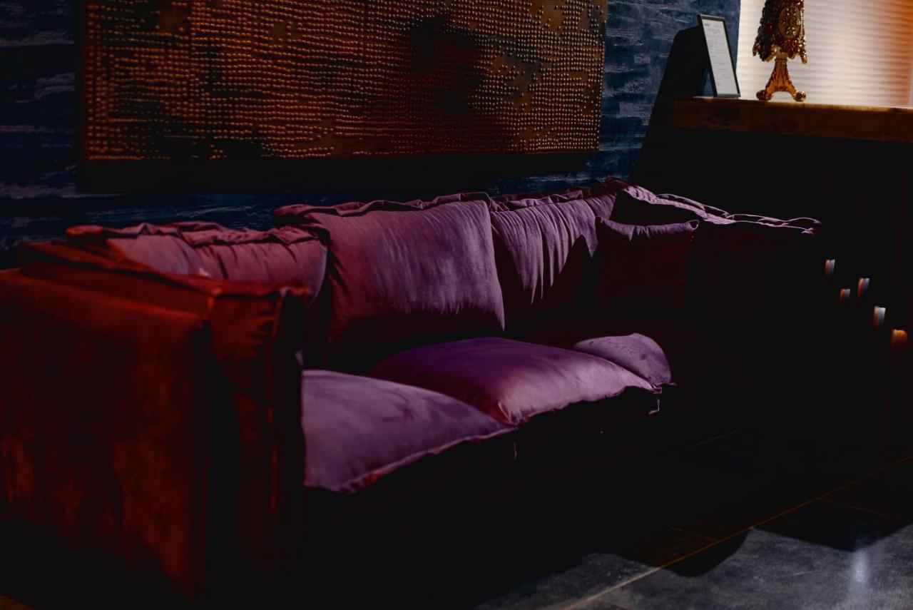 Tapis Rouge Design Boutique Hotel Batoumi Extérieur photo A sofa