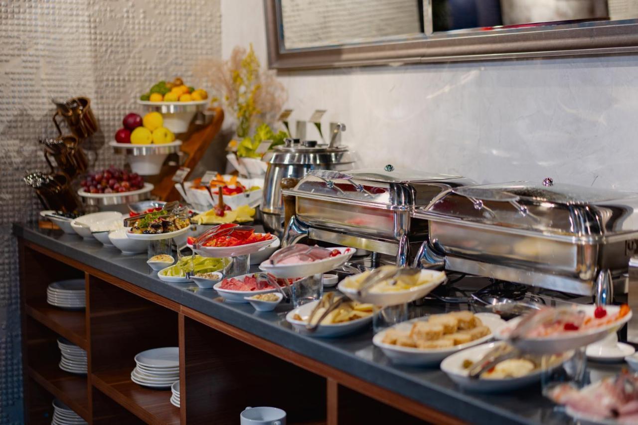 Tapis Rouge Design Boutique Hotel Batoumi Extérieur photo A buffet