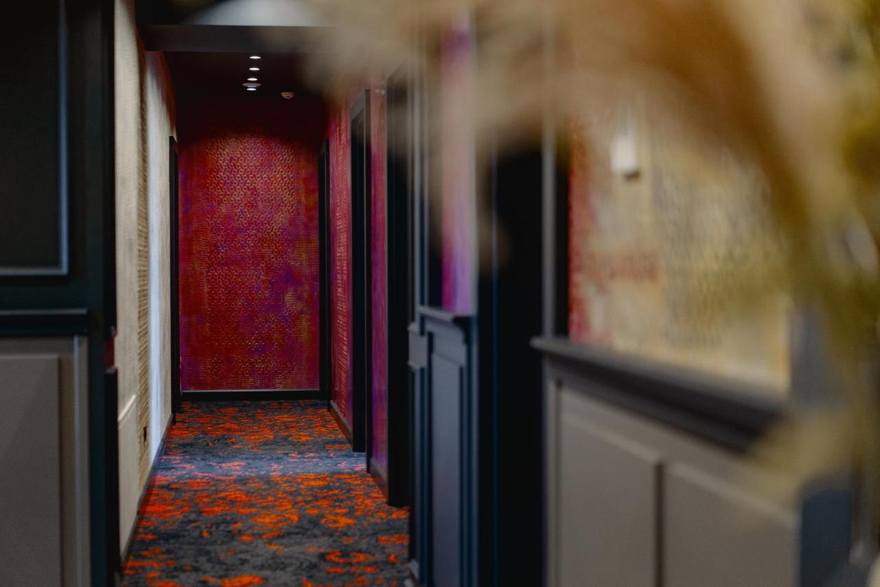 Tapis Rouge Design Boutique Hotel Batoumi Extérieur photo A corridor